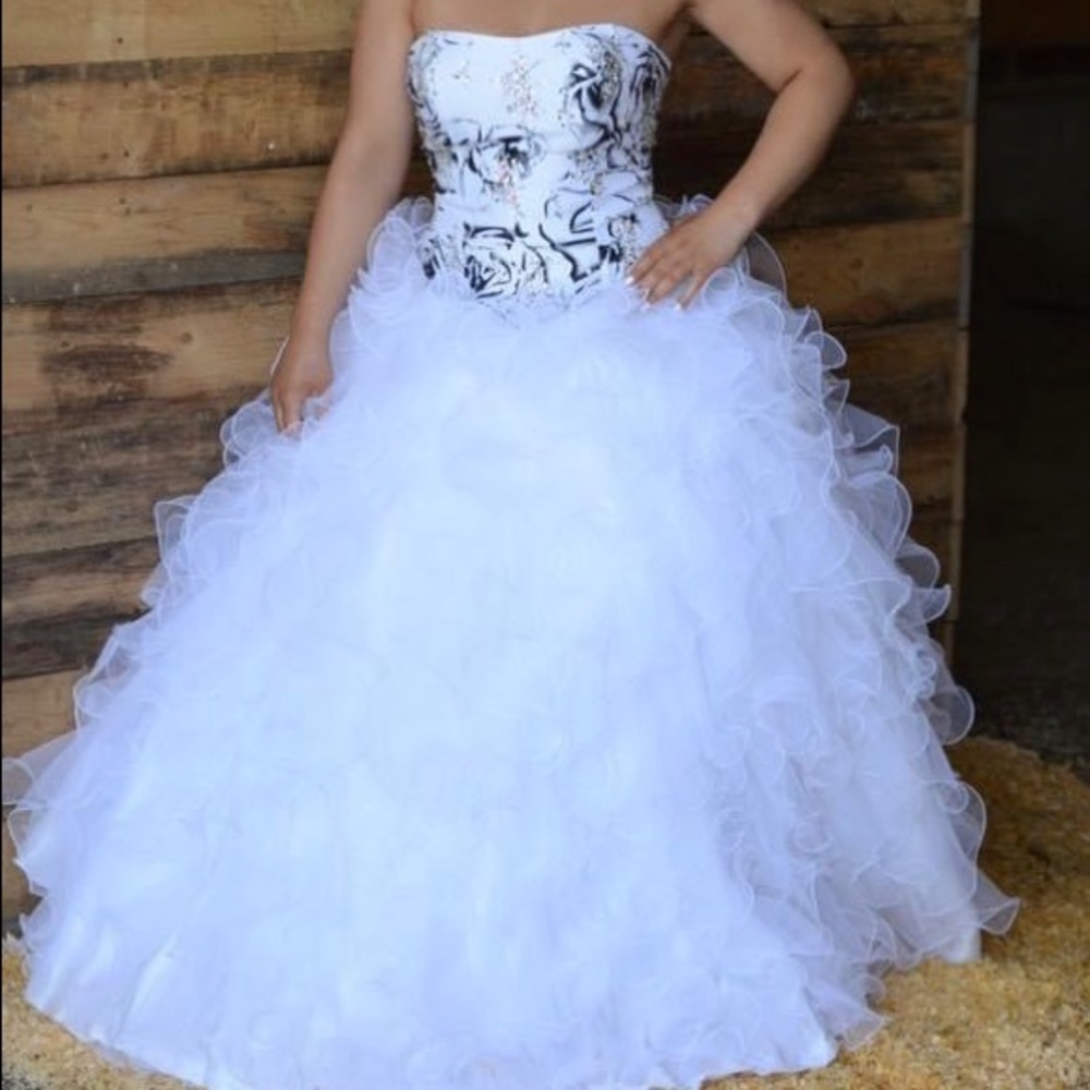 Graduation dress - Picture 1 of 3